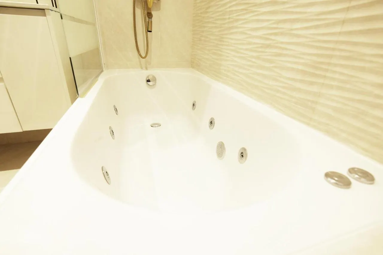 Paradise Luxurious Apartment, Free Parking, 3 Double Rooms, 4 Beds, Terrace, Jacuzzi, New سان سيباستيان شقة