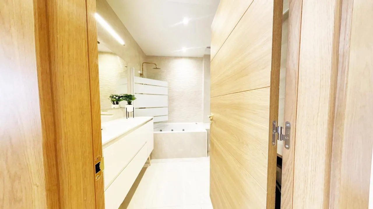 شقة Paradise Luxurious Apartment, Free Parking, 3 Double Rooms, 4 Beds, Terrace, Jacuzzi, New سان سيباستيان