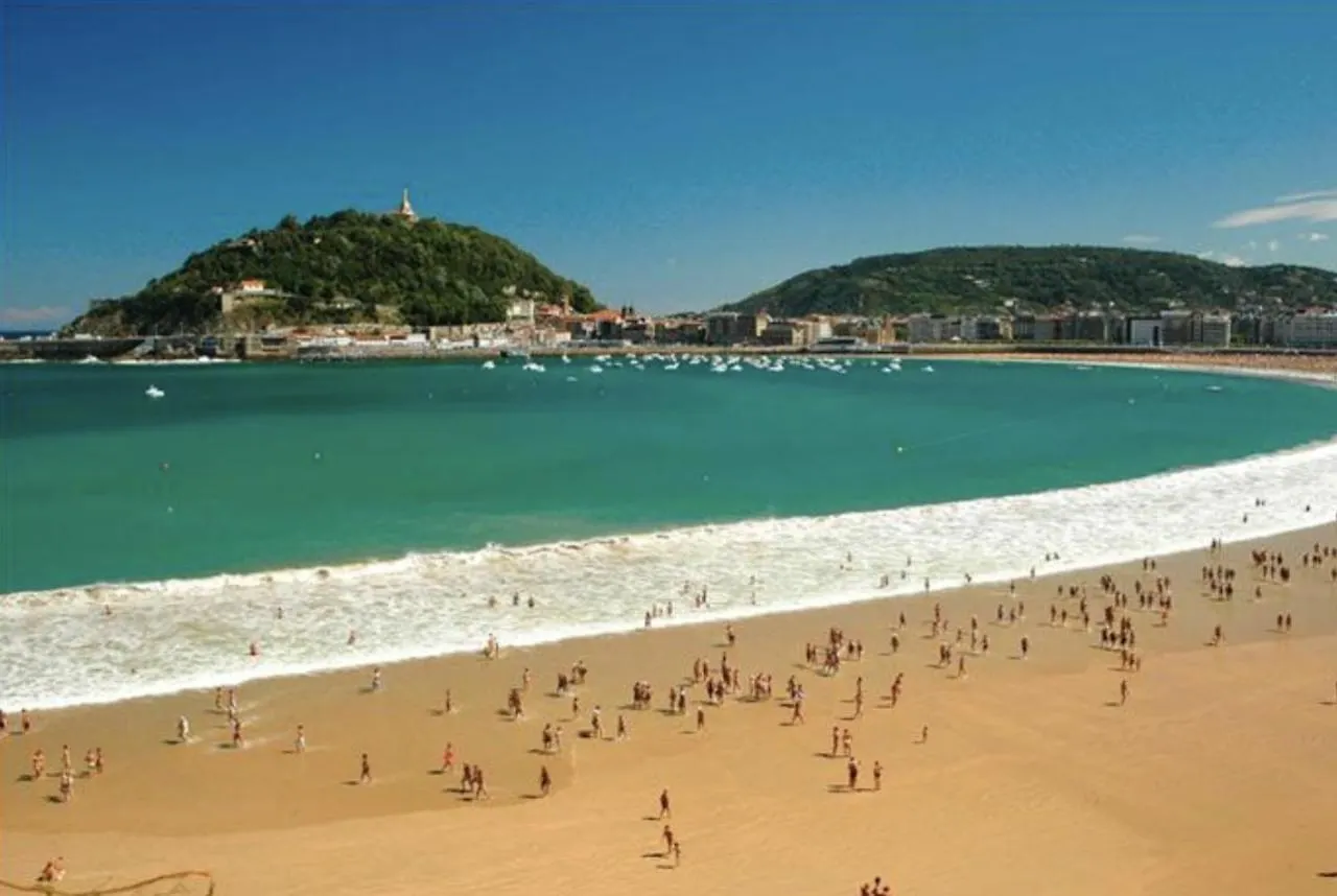 Paradise Luxurious Apartment, Free Parking, 3 Double Rooms, 4 Beds, Terrace, Jacuzzi, New San Sebastián 0*,