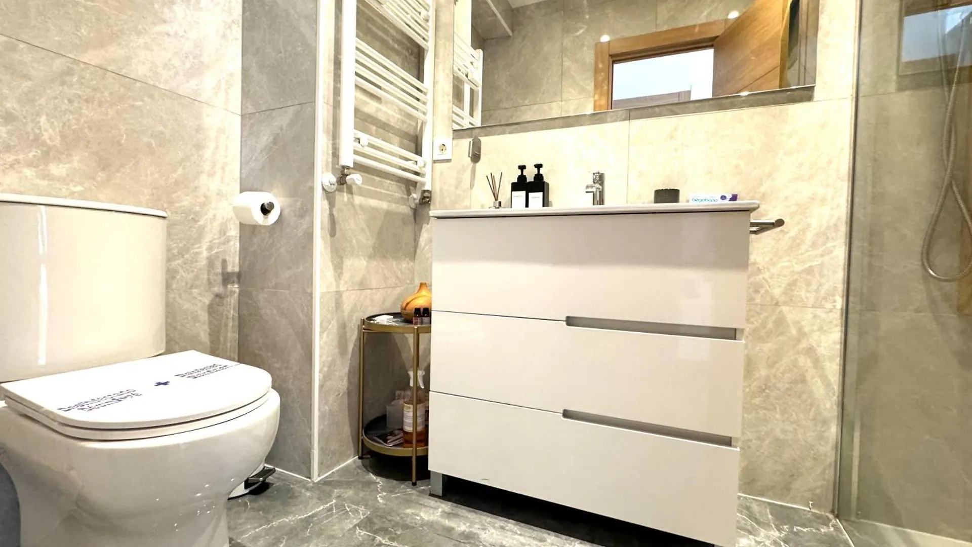 Paradise Luxurious Apartment, Free Parking, 3 Double Rooms, 4 Beds, Terrace, Jacuzzi, New سان سيباستيان