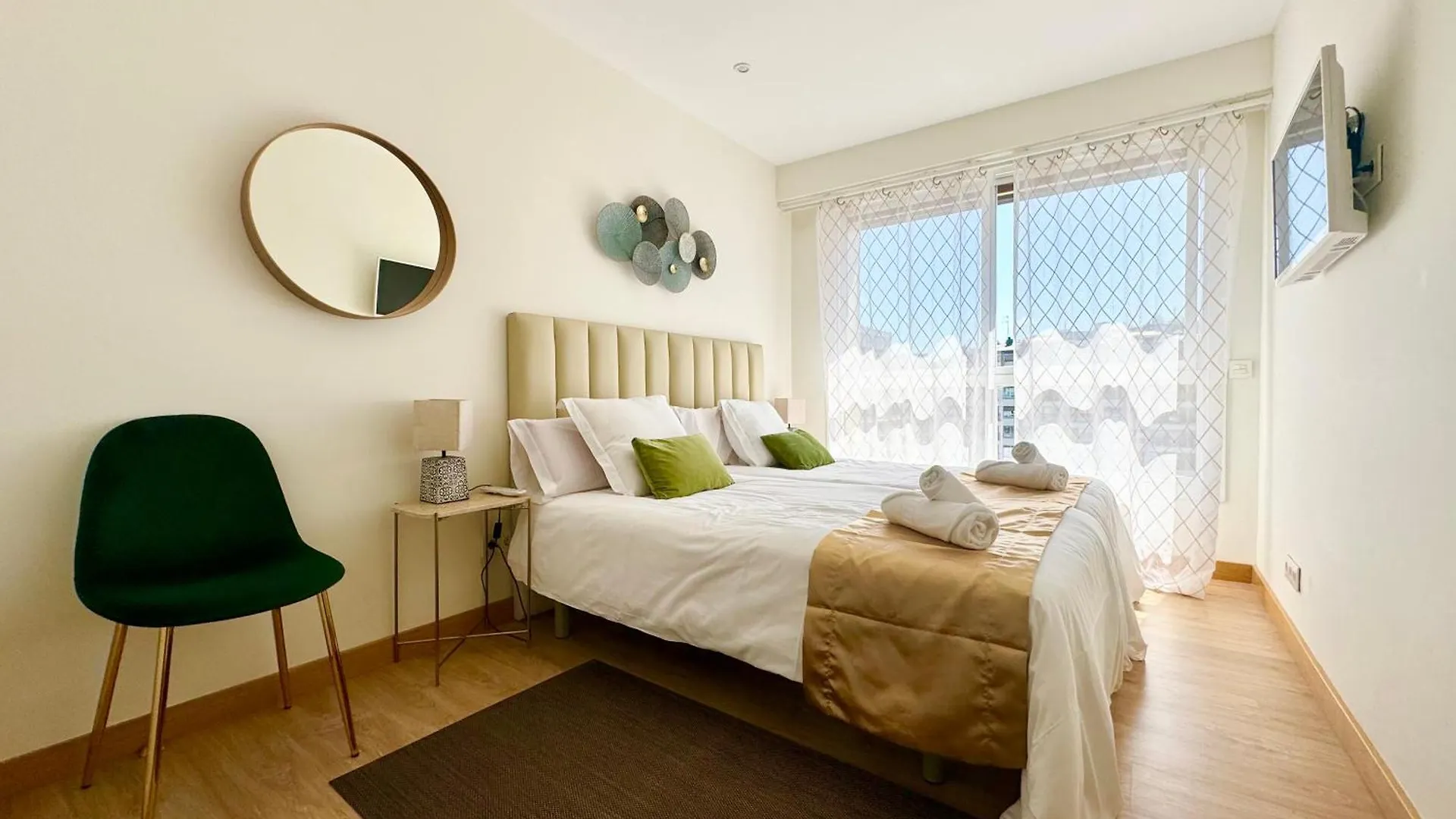 Paradise Luxurious Apartment, Free Parking, 3 Double Rooms, 4 Beds, Terrace, Jacuzzi, New San Sebastián