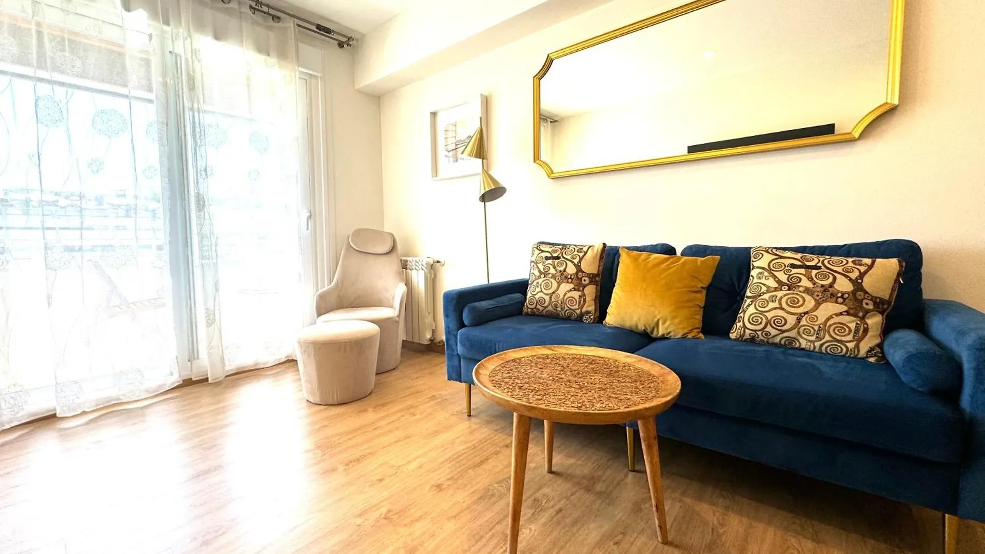 Paradise Luxurious Apartment, Free Parking, 3 Double Rooms, 4 Beds, Terrace, Jacuzzi, New San Sebastián Spanien