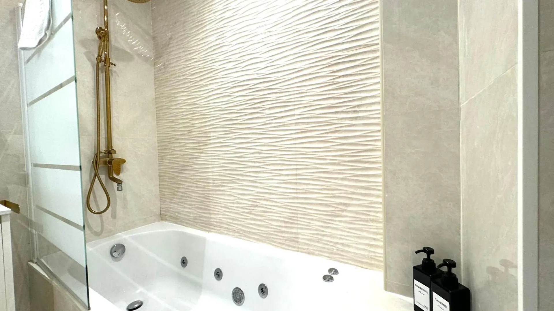 Paradise Luxurious Apartment, Free Parking, 3 Double Rooms, 4 Beds, Terrace, Jacuzzi, New San Sebastián