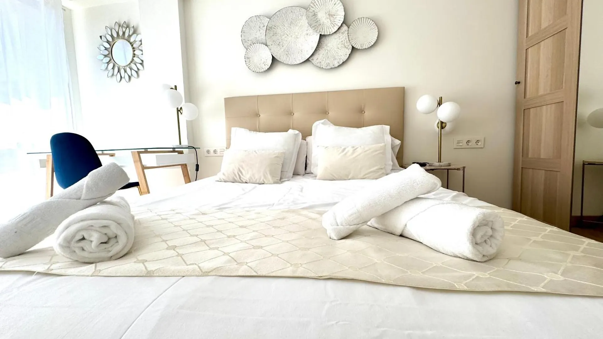 Apartment Paradise Luxurious Apartment, Free Parking, 3 Double Rooms, 4 Beds, Terrace, Jacuzzi, New San Sebastián