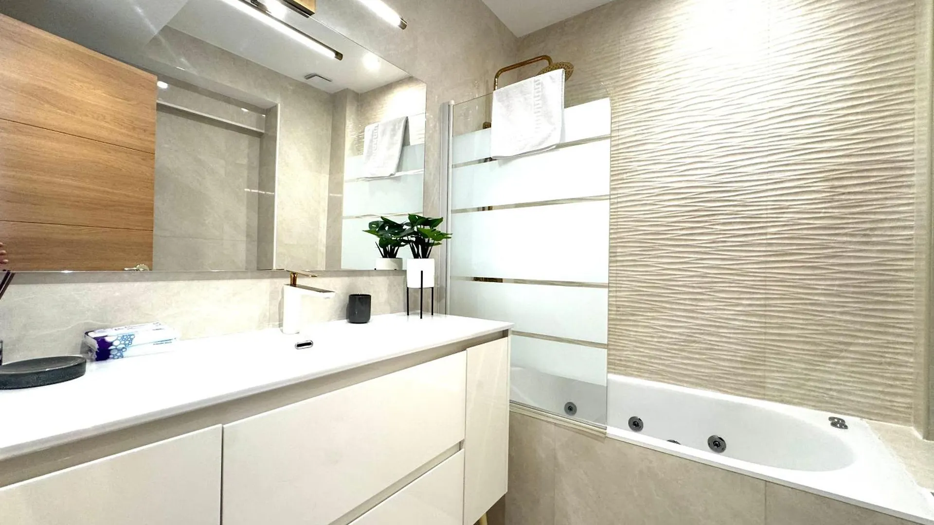 Paradise Luxurious Apartment, Free Parking, 3 Double Rooms, 4 Beds, Terrace, Jacuzzi, New سان سيباستيان