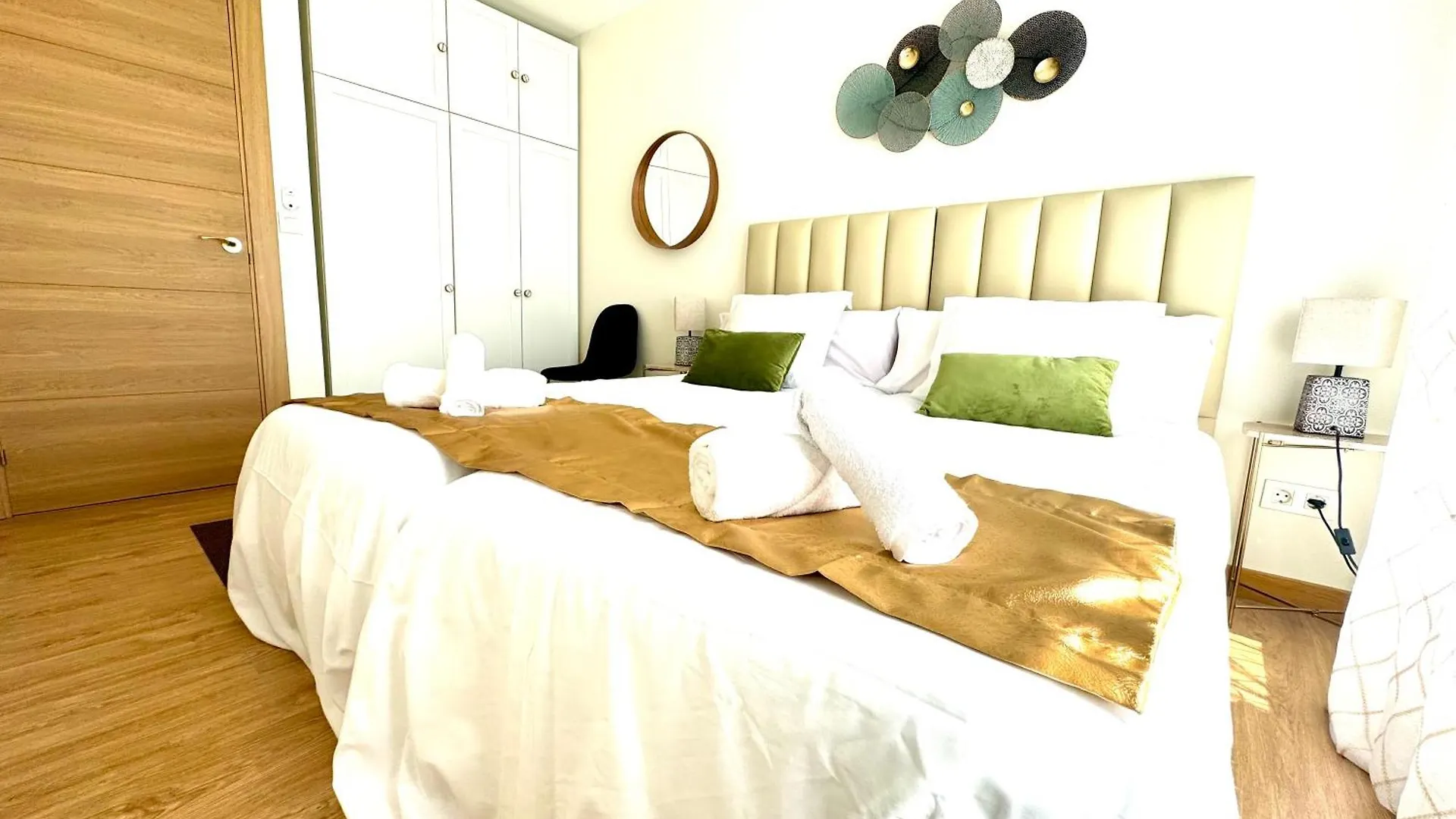 Paradise Luxurious Apartment, Free Parking, 3 Double Rooms, 4 Beds, Terrace, Jacuzzi, New San Sebastián